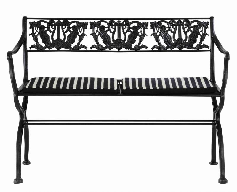 D60-2 Tecta Gartenbank aus schwarzem Metall mit gestreiften Sitzkissen für den Garten.